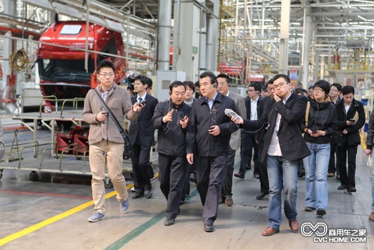 中央人民廣播電臺調(diào)研團(tuán)蒞臨福田戴姆勒汽車 商用車網(wǎng)報道