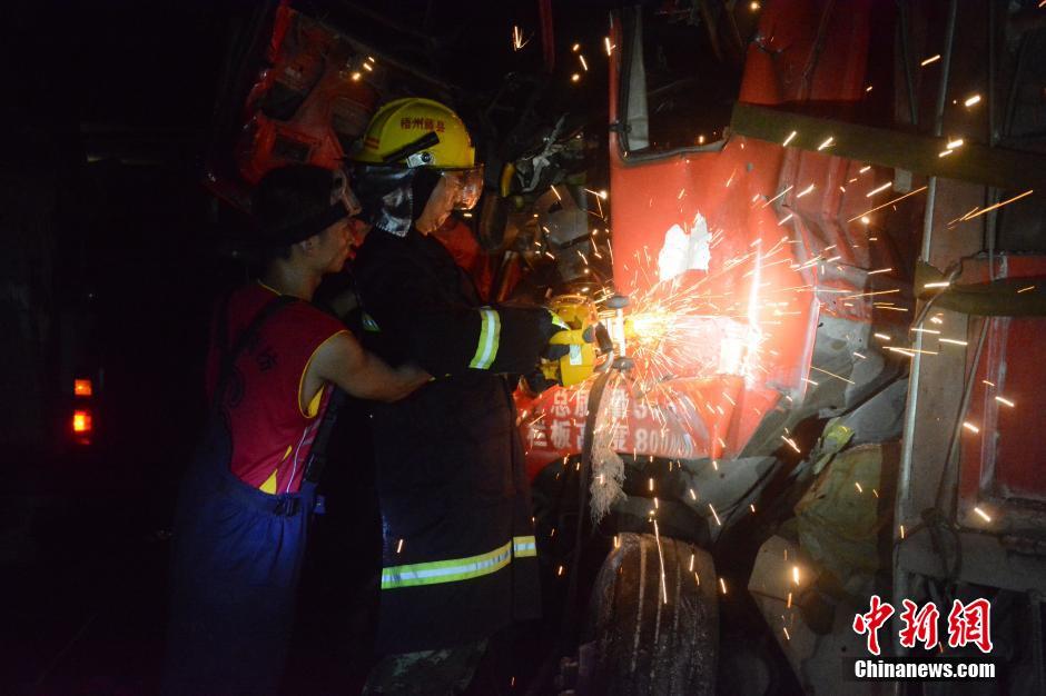 客車與貨車相撞15  商用車之家