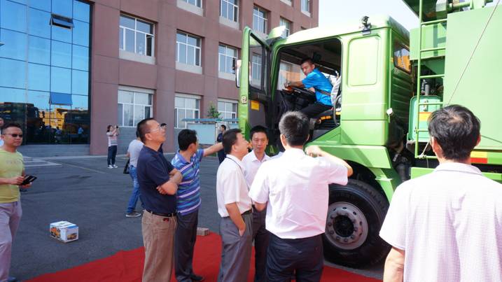 陜汽工作人員向各位領(lǐng)導(dǎo)介紹陜汽渣土車優(yōu)勢.jpg