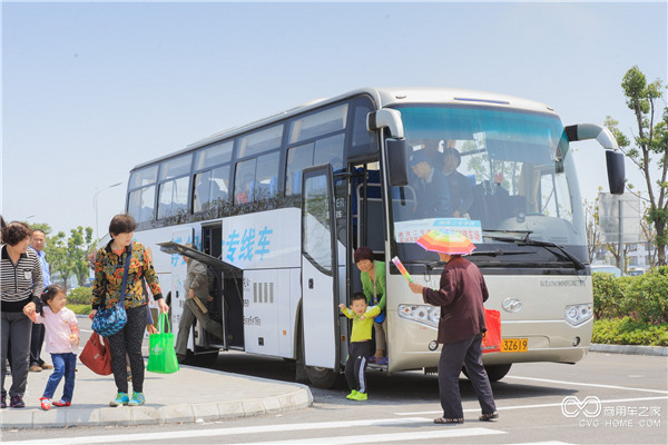 走下園博會專線車，游客們的內(nèi)心滿是期待.jpg